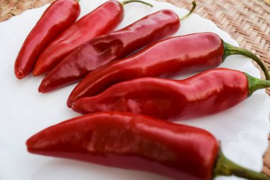 Kalın, taze, kırmızı, soğuk sebze. Hint turşusu yapmak için acı kırmızı arnavut biberi ya da Jalepeno biberi kullanılır. Lal Achari Mirch