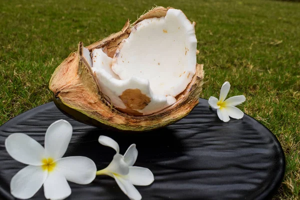 Half Broken Tender Coconut Fresh Green Coconut Fruit Organic Edible — Photo