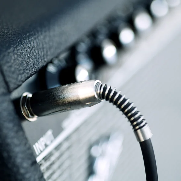 Złącza są połączone w wejścia audio wzmacniacz gitarowy — Zdjęcie stockowe