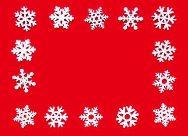 Kırmızı arkaplanda kar tanesi çerçevesi, Noel tatili kompozisyonu üst görünüm, boşluk kopyala.