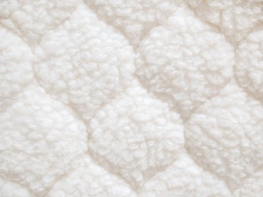 Yumuşak desenli, tüylü koyun yünü. Tasarımcılar için doğal kürk yakın çekim