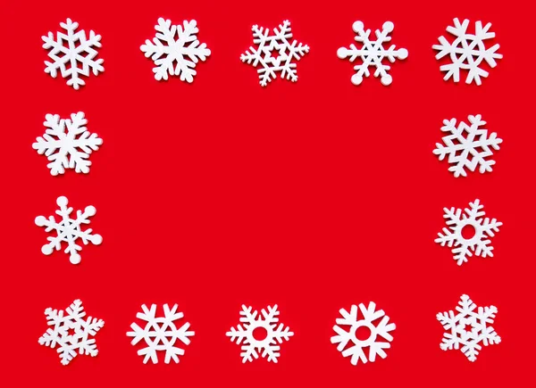 赤い背景の雪のフレーム クリスマス休暇の組成トップビュー コピースペース — ストック写真