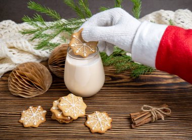 Tarçın ve zencefilli kurabiyeli geleneksel Noel içeceği. Noel Baba için kurabiye ve süt.