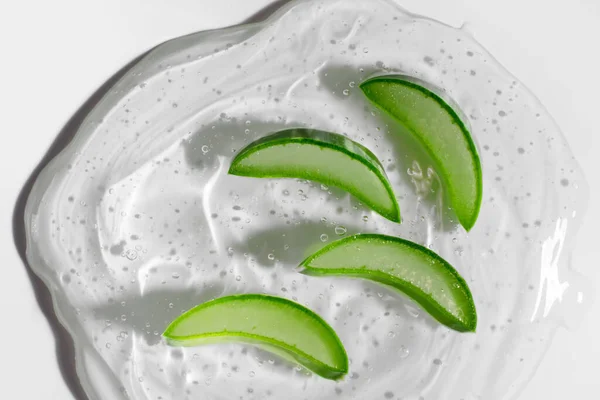 Gel mit geschnittenen Scheiben saftigen Aloe Vera. Gesichtsserum, Hautpflege. Ansicht von oben, Kopierraum — Stockfoto