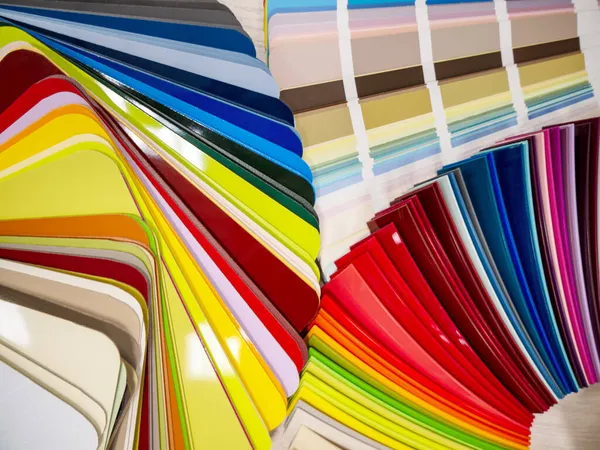 Paleta de colores y muestra de materiales para la producción de muebles de cocina. Plástico brillante para las fachadas —  Fotos de Stock