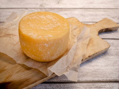 El yapımı sert bir peynir. Tahtadaki doğal çiftlik peyniri.