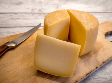 El yapımı sert bir peynir. Tahtadaki doğal çiftlik peyniri.