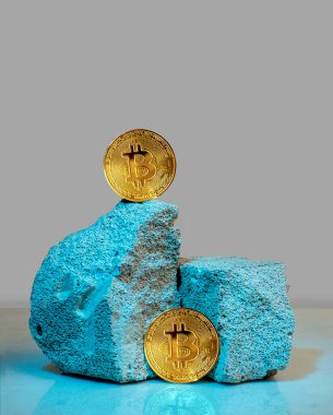 Altın zemin üzerinde Bitcoin para. Kripto para sanal paradır. Engelleme teknolojisi, Bitcoin BTC Madencilik kavramı.