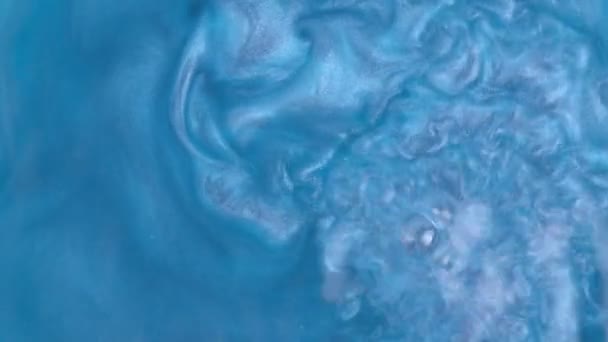 Абстрактний розмитий сяючий фон з блискітками. Текстура блакитного кольору перламутрової води з бульбашками. Металева рідина, рух води. Солі для ванн — стокове відео