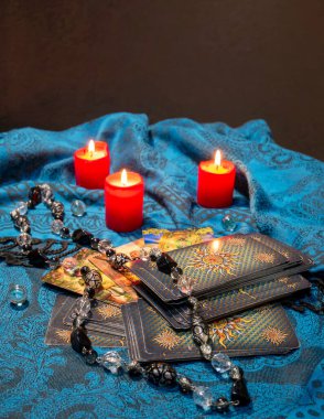 Rusya, Dzerzhinsk, 09 Ekim 2021. Haritacılık, falcılık, tarot kartlarındaki tahminler. Büyülü nesneler var, fal masasında mumlar var. Astroloji ve ezoterizm kavramı.