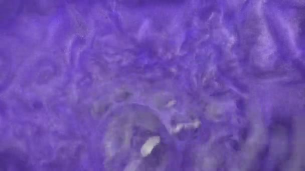Абстрактний розмитий сяючий фон з блискітками. Фактура фіолетової води перламутру з бульбашками. Металева рідина, рух води. Солі для ванн — стокове відео