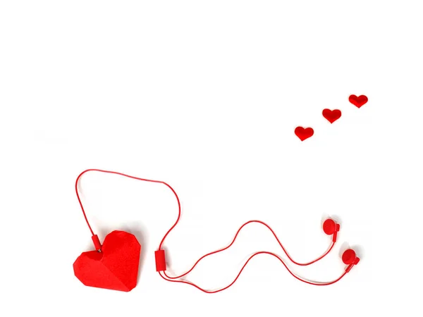 Kulaklıklar Beyaz Arka Planda Kırmızı Kağıt Kalpler Kalpler Şeklinde Notalar — Stok fotoğraf