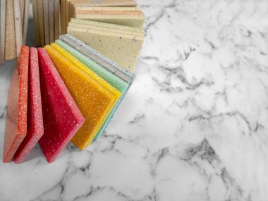 Mutfak tezgahları ve diğer mobilyalar için yapay akrilik taş örneği. Modern iç tasarım için taş dokusu