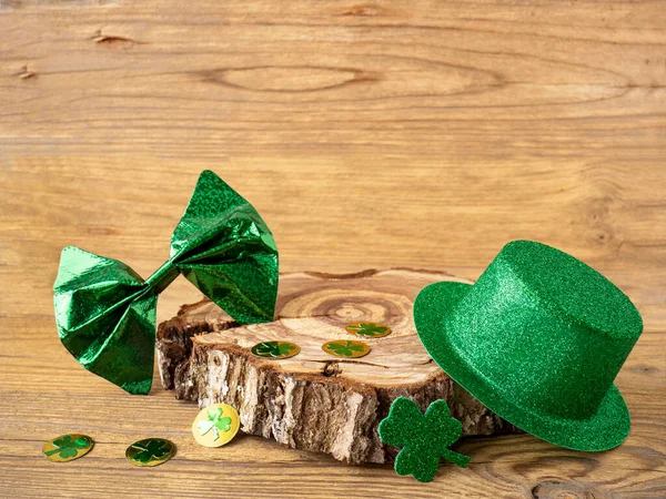 Trifoglio di trifoglio e cappello verde su un tavolo di legno, simbolo della festa irlandese del giorno di San Patrizio. — Foto Stock