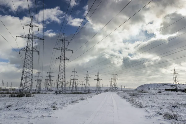 elektrik hatları arasında karlı yol