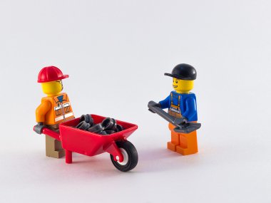 beyaz zemin üzerine iki oyuncak işçi witn araçları
