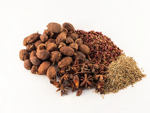 beyaz zemin üzerinde Çince baharat