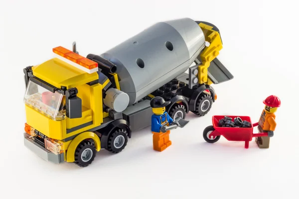 장난감 차 믹서와 흰색 바탕에 장난감 노동자