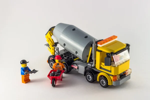 장난감 차 믹서와 흰색 바탕에 장난감 노동자