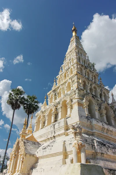 Pagoda bianca con cielo blu — Foto Stock