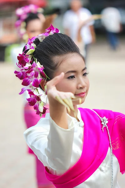 佛教的女孩跳舞 — 图库照片