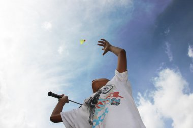 Badminton boy beyaz gökyüzü ile