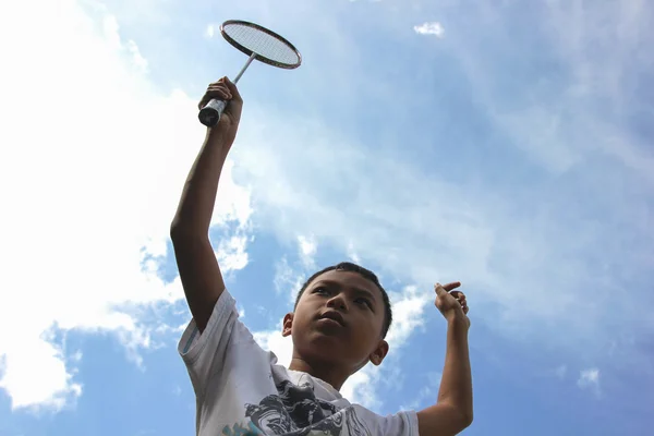 Badminton băiat sub soare — Fotografie, imagine de stoc