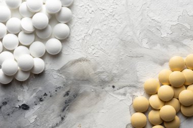 bir avuç hap masaya dağınık