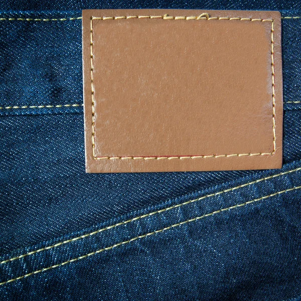 Kot jeans etiket deri dikilmektedir. — Stok fotoğraf