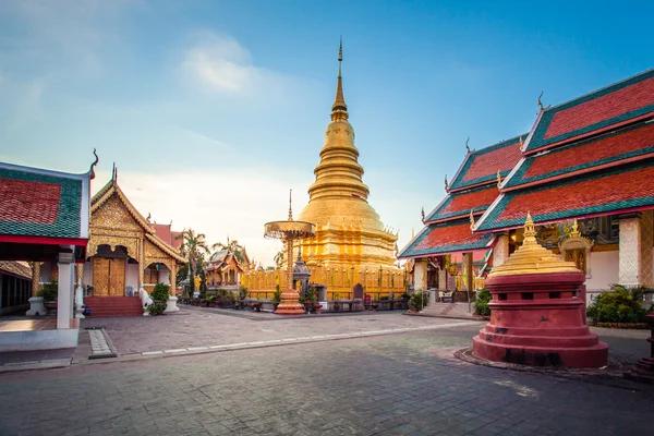 Wat phra que hariphunchai era uma medida do Lamphun, Tailândia — Fotografia de Stock