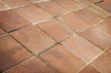 taş kırmızı zemin desen döşer