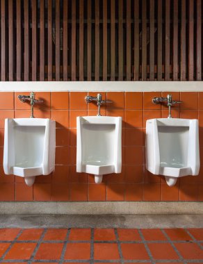 Üç pisuara umumi tuvalet