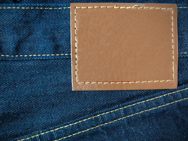 Etiqueta de calça de couro costurada em jeans . — Fotografia de Stock