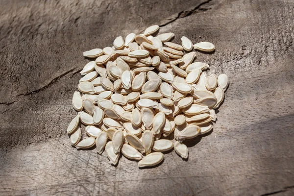 Las semillas de la calabaza de cera a la madera — Foto de Stock