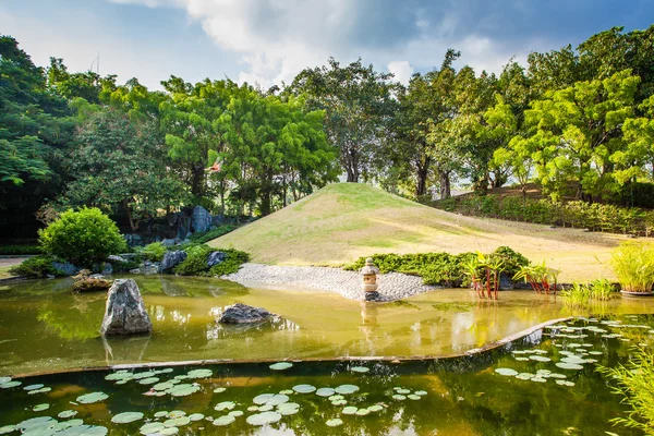 日本园林中的池塘和水景观 — 图库照片
