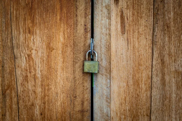 Stary klucz blokada na Zamknij drzwi z drewna — Zdjęcie stockowe