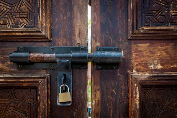 Oude deurslot met sleutel — Stockfoto