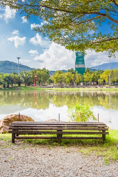 eski sandalye ve gölet Bahçe chiang Mai, Tayland.
