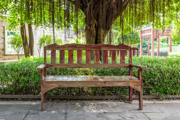 Vieille chaise en bois dans le jardin — Photo