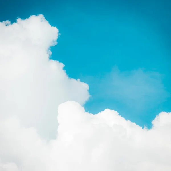 Nuvens brancas no céu azul vintage — Fotografia de Stock