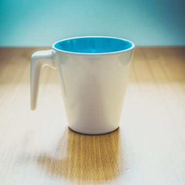 Tahta arka planda bir fincan kahve.