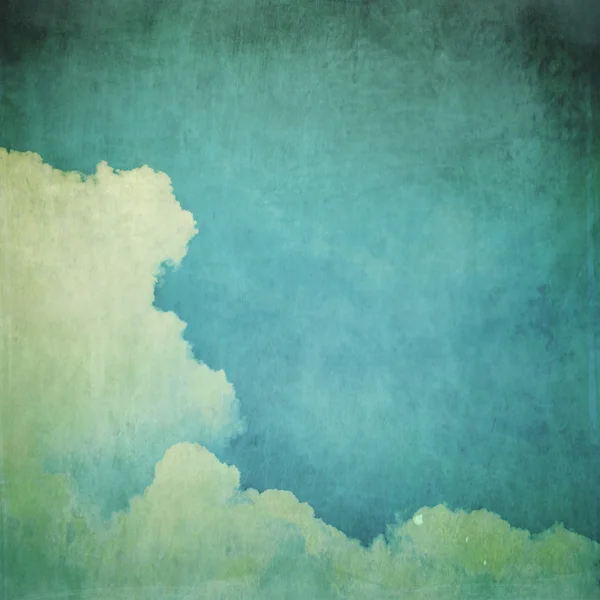 Глубокое голубое небо и облака вблизи — стоковое фото