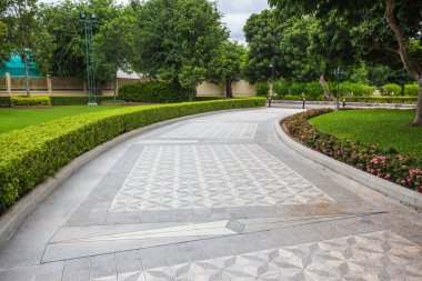 Lush Green Park 'ta Taş Yol