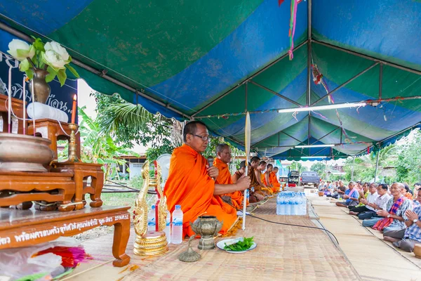 CHAIYAPHUM, TAILÂNDIA 15 de maio: Monges tailandeses Chaiyaphum não identificados — Fotografia de Stock