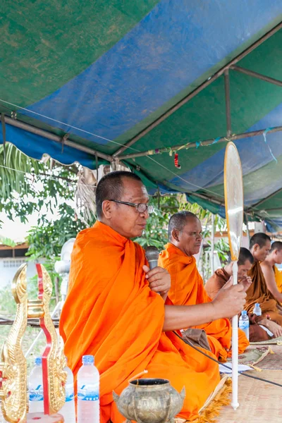 CHAIYAPHUM, TAILÂNDIA 15 de maio: Monges tailandeses Chaiyaphum não identificados — Fotografia de Stock