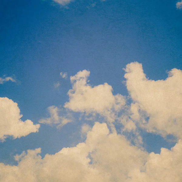 青い空とヴィンテージの青い空に浮かぶ雲 — ストック写真