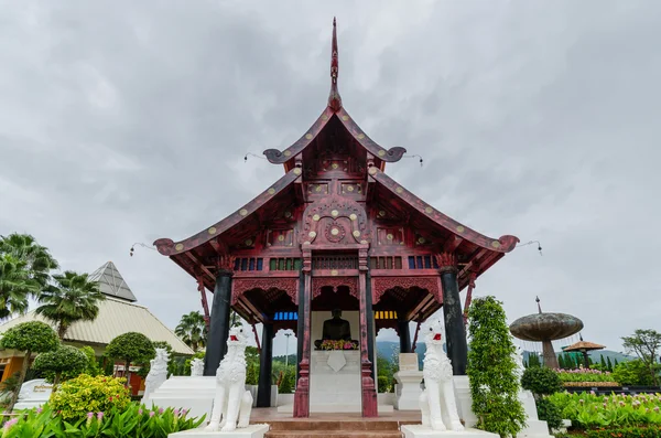 Arquitectura tailandesa tradicional en el estilo Lanna, Pabellón Real (Ho Kum Luang) en la Royal Flora Expo, Chiang Mai, Tailandia — Foto de Stock