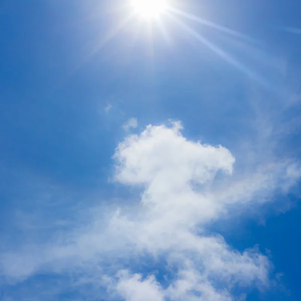 Blauwe lucht met wolken en zon. — Stockfoto