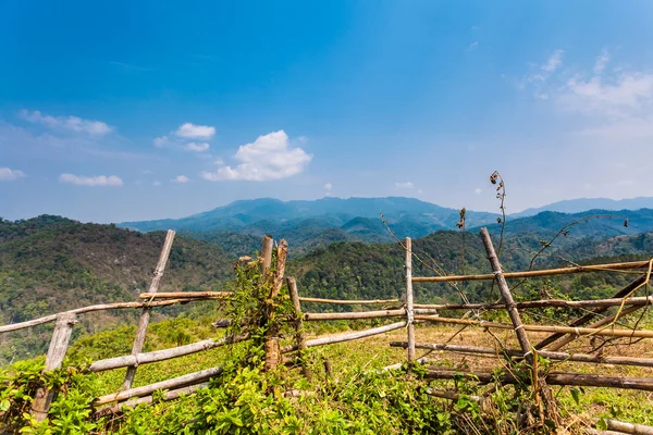 Kerítés és a green mountain-Thaiföldön. — Stock Fotó