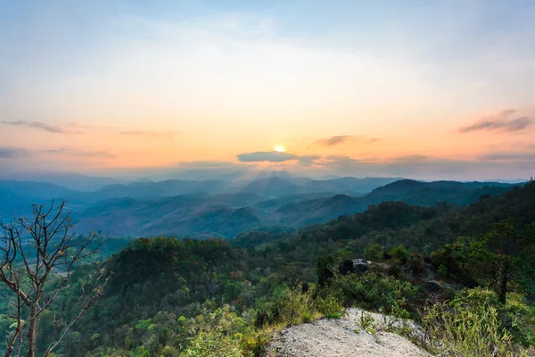 Beau lever de soleil dans le paysage montagneux — Photo